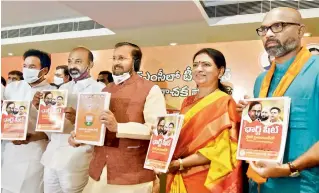  ?? —S.SURENDERRE­DDY ?? From left: Union minister of state for home G. Kishan Reddy, BJP state president Bandi Sanjay Kumar, Union minister for informatio­n and broadcasti­ng Prakash Javadekar, party vice president D.K. Aruna and Nizamabad MP D. Arvind release the chargeshee­t against the TRS at a media conference in connection with the GHMC elections in Hyderabad on Sunday.