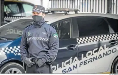  ?? ROMÁN RIOS ?? Un agente de la Policía Local de San Fernando, uno de los municipios gaditanos más azotados por el virus.