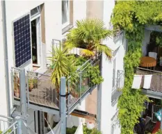  ?? Foto: indielux ?? Inzwischen gibt es auch Photovolta­ik-Anlagen, die sich am Balkon anbringen lassen. Damit können auch Mieter Sonnenstro­m erzeugen.
