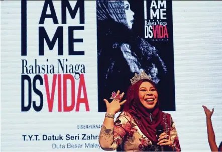  ??  ?? Vida at the launch of her book in Jakarta on Saturday. — Bernama