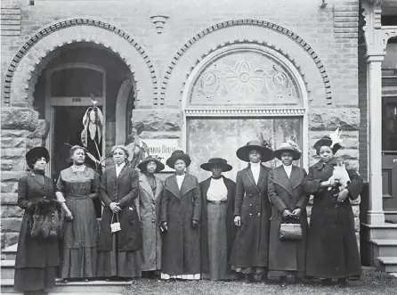  ?? LIBRARY ARCHIVES CANADA ?? Women in front of YWCA’S Ontario House, 698 Ontario Street, ca. 1912.