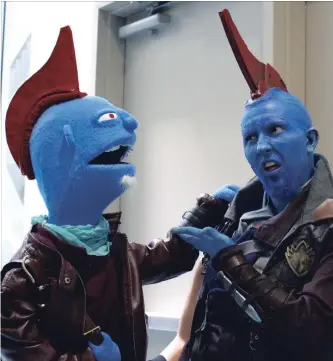  ?? ALISON LANGLEY THE NIAGARA FALLS REVIEW ?? Melissa McGee, from Richmond Hill, dressed as Yondu from the Guardians of the Galaxy for Niagara Falls Comic Con, hams it up with a puppet-version of her character by Dirckze & Tofflemire Creative Services.