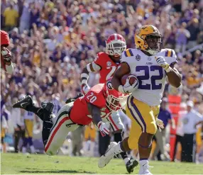  ?? (Derick E. Hingle/USA Today Sports/Reuters) ?? LSU TIGERS running back Clyde Edwards-Helaire (22) breaks away from Georgia Bulldogs defensive back J.R. Reed during the first half at Tiger Stadium. LSU defeated Georgia 36-16.