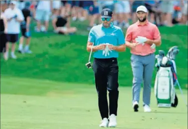  ??  ?? Sergio García, en primer plano, y Jon Rahm, detrás, ayer en la última ronda del BMW Championsh­ip.