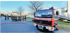  ?? RP-FOTO: KLAUS NIKOLEI ?? DIE Feuerwehr war mit mehreren Fahrzeugen und dutzenden Einsatzkrä­ften vor Ort und löschte den Brand.