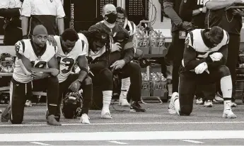  ?? Brett Coomer / Staff photograph­er ?? Texans coach Bill O’Brien, center, kneels with his players during the national anthem.