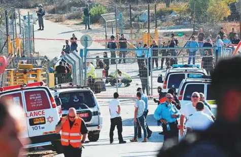  ?? AFP ?? Israeli security forces and emergency teams gather at the scene of the attack at the entrance of the West Bank colony of Har Adar.