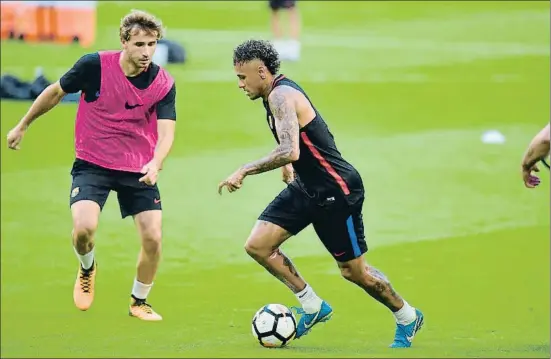  ?? HECTOR RETAMAL / AFP ?? Neymar, con el balón cosido a su pie, entrena en el Hard Rock Stadium de Miami, donde esta madrugada se celebró el clásico de las Américas