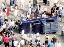  ?? (الوطن) ?? مركبة أمن تم تحطيمها من قبل متظاهرين إخوان في مصر
