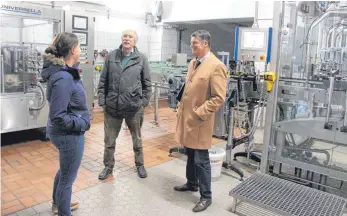  ?? FOTO: LANG ?? Gottfried Härle (Mitte) und seine Stellvertr­eterin Esther Straub führen Axel Müller durch die Brauerei.