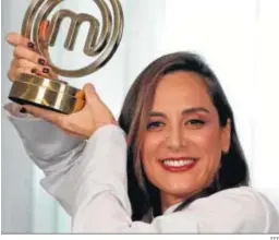 ?? EFE ?? Tamara Falcó alza el trofeo de ganadora de ‘Masterchef Celebrity 4’.