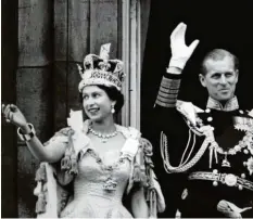  ?? Foto: Str/press Associatio­n, dpa ?? 2. Juni 1953: Elizabeth wird zur britischen Königin gekrönt. Daneben ihr Ehemann in der Uniform eines Marine‰admirals.