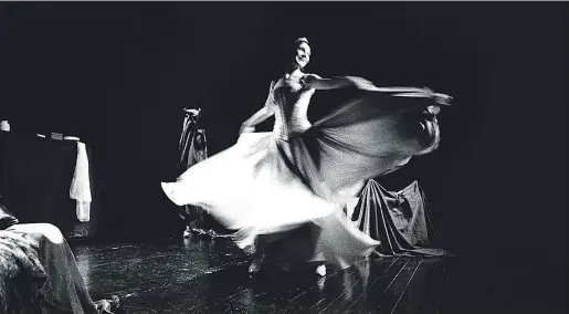  ?? FOTO: G. GIMÉNEZ ?? La coreografi­a de Maite Marcos té una funció important en aquesta adaptació lliure de l’obra de Flaubert.