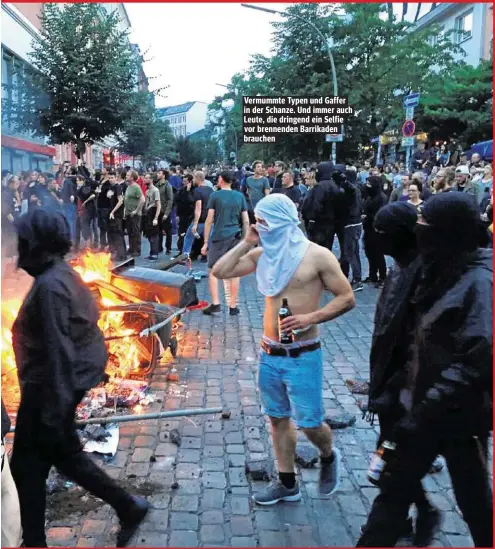  ??  ?? Vermummte Typen und Gaffer in der Schanze. Und immer auch Leute, die dringend ein Selfie vor brennenden Barrikaden brauchen