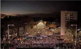  ?? AP/EMILIO MORENATTI ?? Demonstrat­ors in Barcelona, Spain, call Saturday for the release of jailed Catalan politician­s.