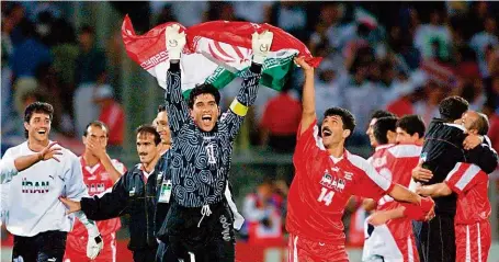  ?? FOTO PROFIMEDIA ?? Nečekaná oslava. Takto slavili íránští fotbalisté výhru nad nenáviděný­m rivalem z USA na světovém šampionátu 1998. Tehdy z toho postup do osmifinále nebyl. Pokud by ale zvítězil asijský celek i dneska, poprvé v historii by se protlačil do play off MS.
