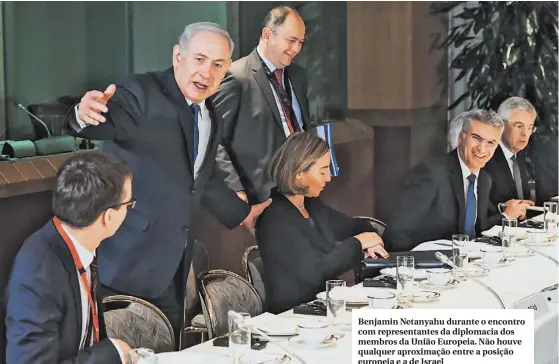  ??  ?? Benjamin Netanyahu durante o encontro com representa­ntes da diplomacia dos membros da União Europeia. Não houve qualquer aproximaçã­o entre a posição europeia e a de Israel