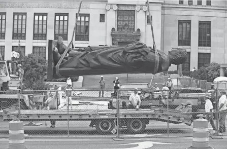  ?? DORAL CHENOWETH/COLUMBUS DISPATCH ?? The Christophe­r Columbus statue, shown being removed from Columbus City Hall in July 2020, remains part of the city’s public art collection and is in storage under the oversight of a conservati­on profession­al.