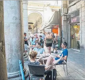  ?? LLIBERT TEIXIDÓ / ARCHIVO ?? Una de las terrazas situadas en el porche de la Boqueria