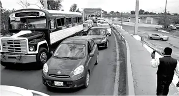  ??  ?? Durante poco más de dos horas permaneció cerrado al tránsito vehicular el puente metálico que comunica a Gómez Palacio con Torreón.