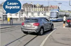  ??  ?? Das Auto mit Vd-kennzeichn­en fuhr mitten durch die Tramhaltes­telle.