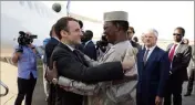  ?? (Photo AFP) ?? Emmanuel Macron a rencontré son homologue, le président tchadien, Idriss Déby.