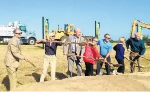  ?? MARTIN E. COMAS/ORLANDO SENTINEL ?? County commission­ers and other officials take part in a groundbrea­king ceremony April 6 for the $18 million South Lake Regional Park.