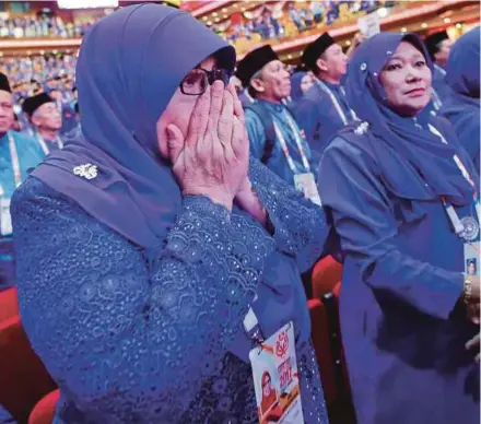  ?? PIC BY LUQMAN HAKIM ZUBIR ?? Delegates from Wanita Umno overcome with emotion on the last day of the 71st Umno General Assembly.