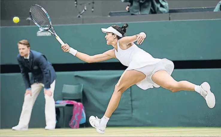  ?? TOBY MELVILLE / REUTERS ?? Muguruza, que realizó un partido impecable ante Kuznetsova para situarse entre las cuatro mejores, devuelve una pelota