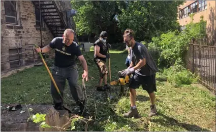  ?? KATHLEEN E. CAREY - MEDIANEWS GROUP ?? A team from MVP Recovery,
led by Nick Lebotesis, helps with the cleanup process on Sunday.