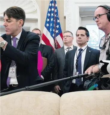  ?? DOUG MILLS / THE NEW YORK TIMES ?? Former White House communicat­ions director Anthony Scaramucci, centre, seen while President Donald Trump meets with John Kelly, his new Chief of Staff, in the Oval office on Monday. Later, Trump decided to remove Scaramucci from his position.