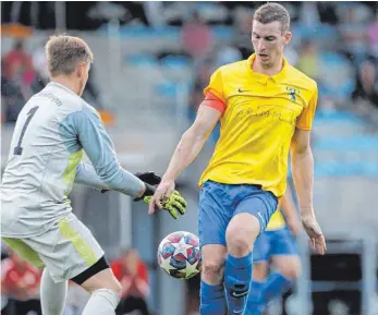  ?? FOTO: VOLKER STROHMAIER ?? Jonathan Hummler (re.) erzielt das 3:0 für Biberach gegen Riedlingen (hier: Stefan Hermanutz).