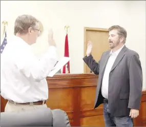  ?? LYNN KUTTER ENTERPRISE-LEADER ?? Prairie Grove Mayor Sonny Hudson gives the oath of office to Rick Ault, who has been appointed to fill a vacancy on the City Council. Ault was appointed to Ward 3, Position 2 by a unanimous vote of the council on June 17.