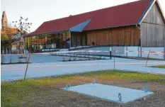  ?? Foto: Karin Marz ?? In Walkertsho­fen sollte der Maibaum am neuen Standort neben dem umgebauten Lagerhaus in Walkertsho­fen aufgestell­t werden. Doch die Feier wurde abgesagt. So bleibt der Aludeckel, auf dem die Befestigun­g samt Maibaum jetzt eigentlich stehen würde, heuer leer.