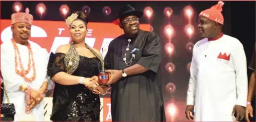  ??  ?? Mr. Daniel Chukwudozi­e, Chairman of the Dozzy Group , Lady Ada Chukwudozi­e, receiving the Sun Manufactur­ing Award from Gov Seriaki Dickson of Bayelsa State