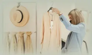  ?? Photo: IC ?? A sales clerk places a garment in the Inditex center with Zara and Stradivari­us fashion stores on April 7, 2022 in Madrid, Spain.