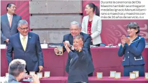  ?? ?? Durante la ceremonia del Día Maestro también se entregaron medallas Ignacio Manuel Altamirano a maestras y maestros con más de 30 años de servicio./A.R.