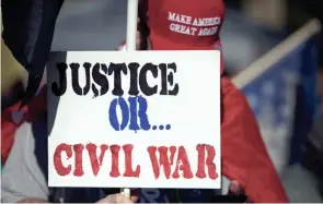  ?? DAVID WALLACE/THE REPUBLIC ?? People participat­e in a pro-Trump rally at the state Capitol in Phoenix, as the U.S. Congress meets in Washington, D.C., to certify the results of the presidenti­al election, on Wednesday.