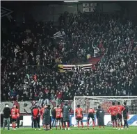  ?? | PHOTO : GUILLAUME SALIGOT, OUEST-FRANCE ?? Malgré la défaite, le Kop rouge a fait la fête aux Guingampai­s.