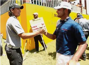  ?? — AZMAN GHANI/ The Star ?? Well done: Gavin Kyle Green (left) congratula­ting the winner, Shubhankar Sharma of India, after the final round yesterday.