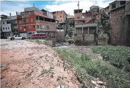  ?? FOTO: EL HERALDO ?? Cuando las contaminad­as aguas reciben el sol, el mal olor invade las zonas aledañas y eso incomoda a los vecinos del mítico barrio.