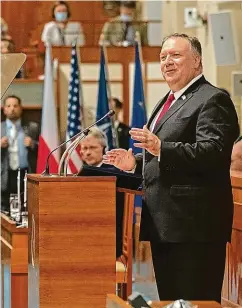  ?? FOTO MAFRA – M. ŠULA, M. SVÁČEK ?? Dopoledne absolvoval­i Pompeovi a Babišovi focení u Kramářovy vily. Odpoledne promluvil americký ministr v horní komoře parlamentu, kde podpořil cestu skupiny senátorů na Tchaj-wan.