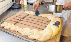  ??  ?? Für das Fest der Gammerting­er Stadtkapel­le bereitet der Bäcker eine aus Teig geformte Lyra vor.