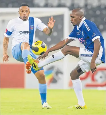  ?? Picture: GALLO IMAGES ?? BALL CONTROL: Lehlohonol­o Nonyane of Mpumalanga Black Aces and Edward Mnqele of Chippa United during the Absa Premiershi­p match between Black Aces and Chippa United at Mbombela Stadium in Nelspruit last night