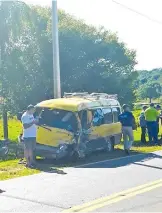  ??  ?? La furgoneta que se dirigía hacia Carapeguá quedó destrozada luego del choque de ayer.
El automóvil en el que viajaban los cinco miembros de la familia Rojas Rojas, que perdió a tres de sus integrante­s.