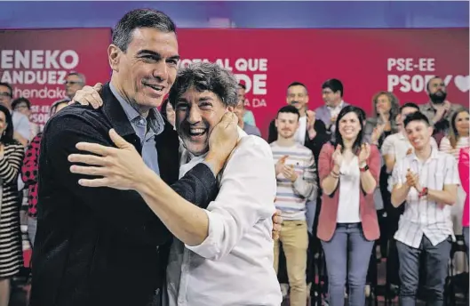  ?? Javier Etxezarret­a / EFE ?? Pedro Sánchez ahir a Sant Sebastià amb el candidat del PSE a lehendakar­i, Eneko Andueza