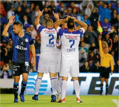 ??  ?? RECTIFICA. Aguilar, Méndez y Cauterucci­o reclaman al asistente tras anular el gol del paraguayo.