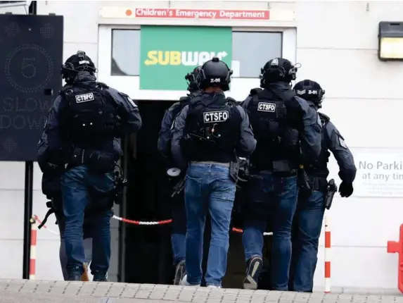  ?? (PA) ?? Firearms officers at the Royal Sussex County Hospital in Brighton yesterday