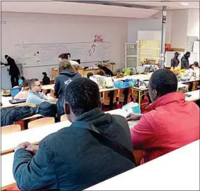  ??  ?? Des migrants sont abrités à Lyon-II depuis le 15 novembre à Bron.