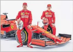  ??  ?? DUPLA. Vettel y Leclerc posando con el SF90, el nuevo coche italiano.